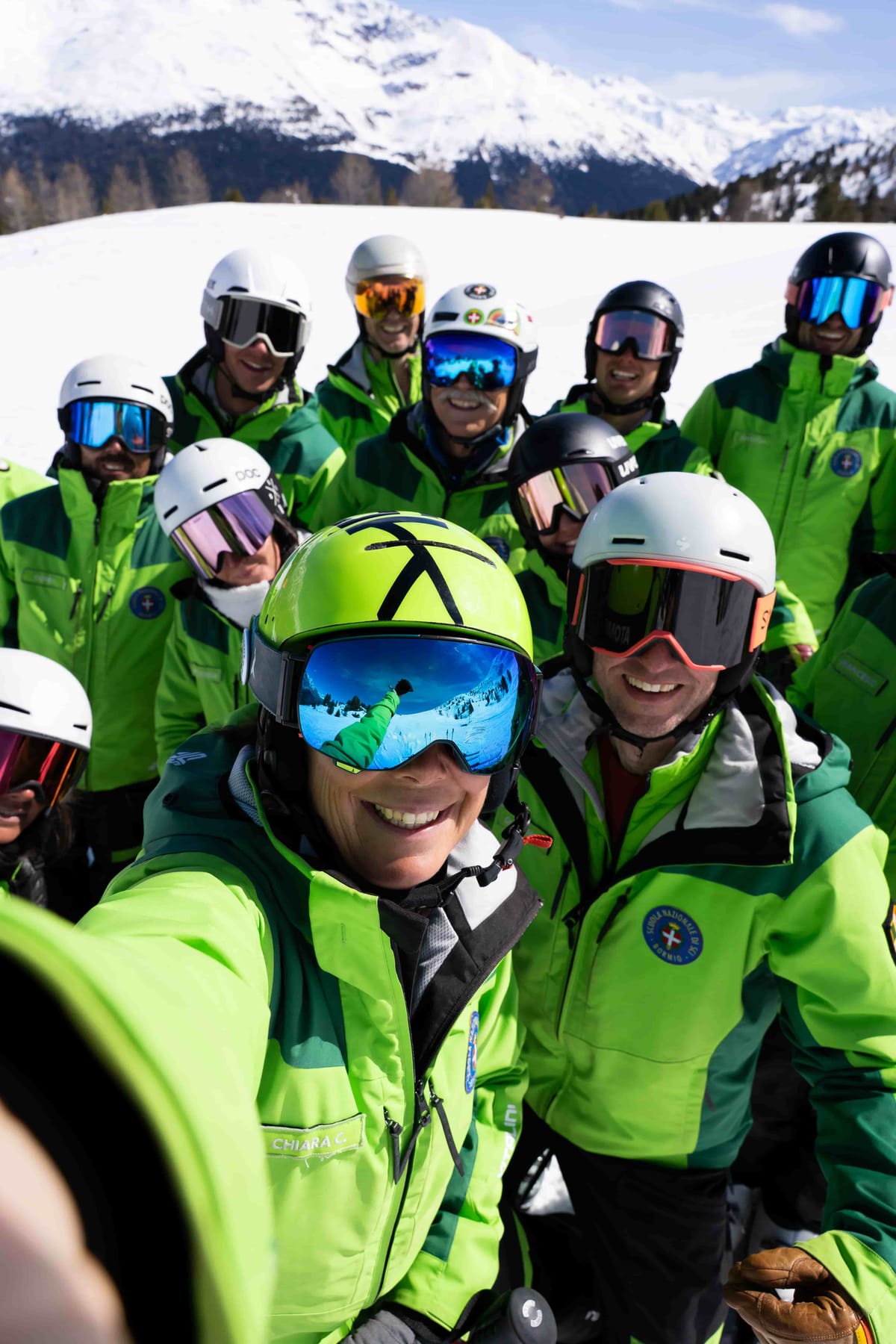 Il gruppo dei maestri della Scuola Sci Bormio in divisa