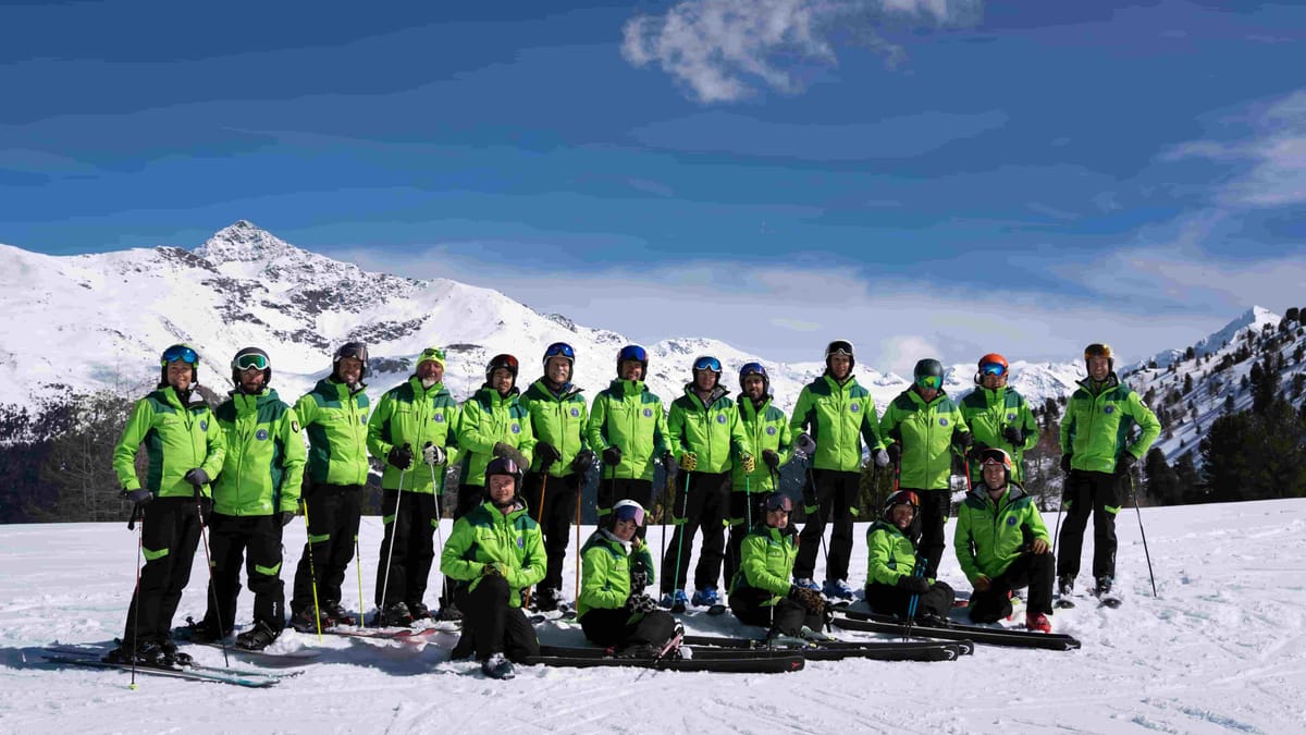 Maestri di sci in una foto storica in bianco e nero