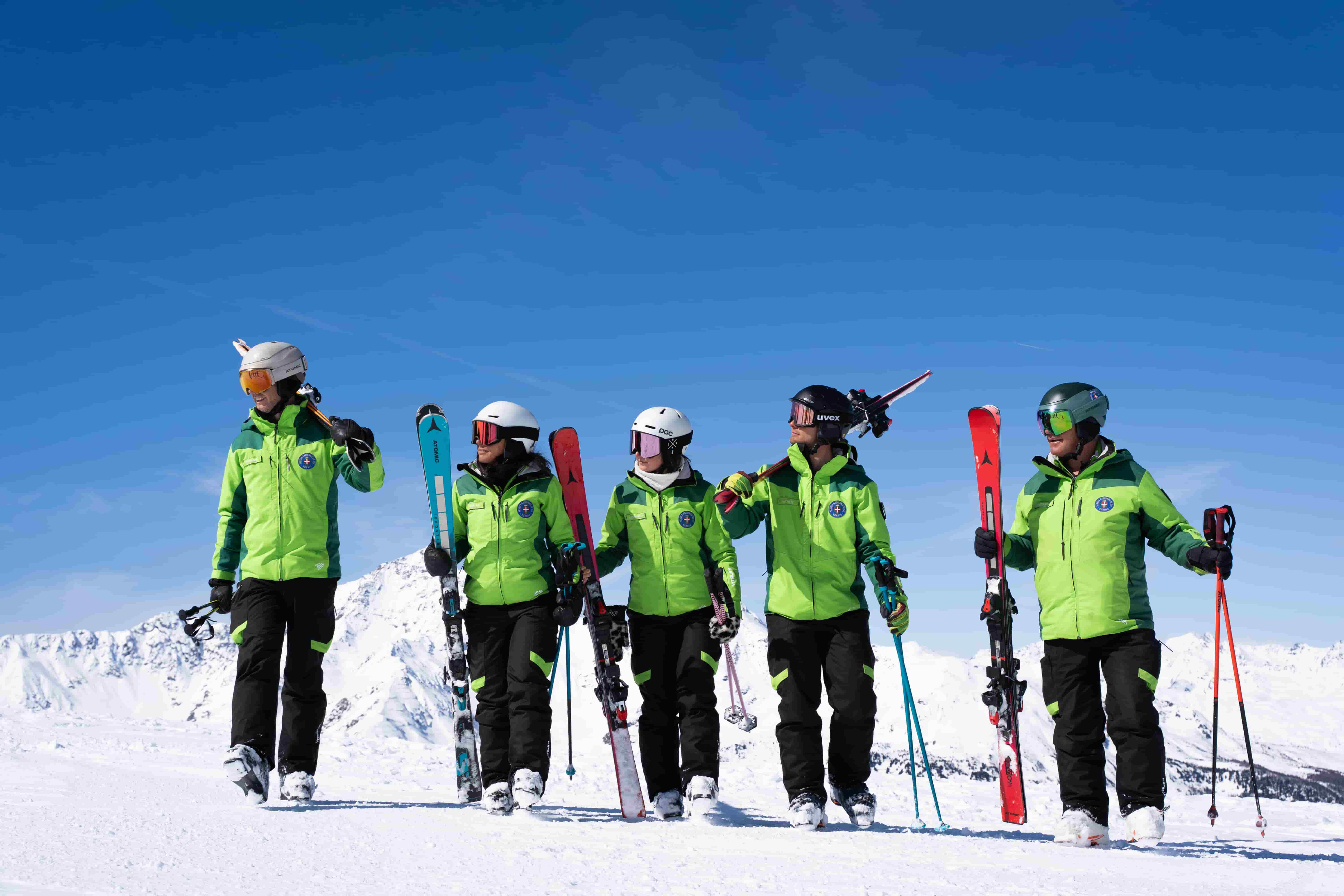 i maestri della scuola che camminano a bormio 300